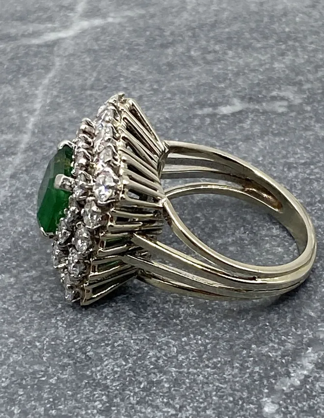 Bague or blanc émeraude diamants