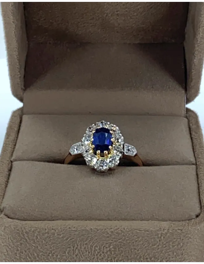 Bague Pompadour Saphir Deep Blue et Diamants sur Platine et Or