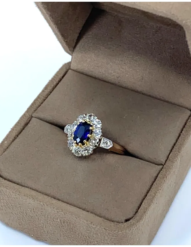 Bague Pompadour Saphir Deep Blue et Diamants sur Platine et Or