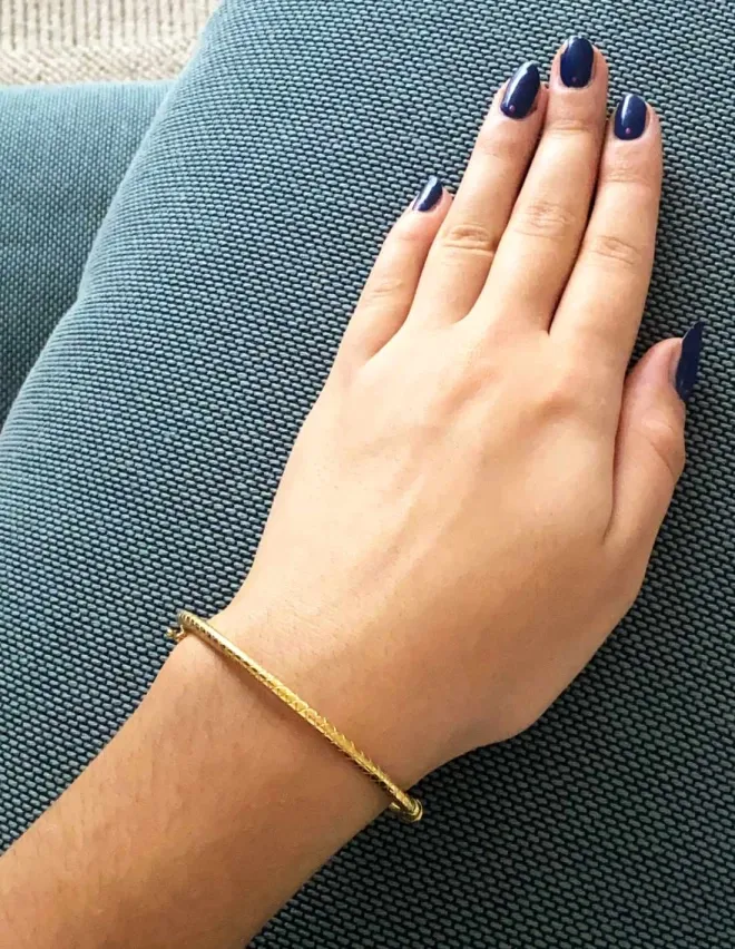 Bracelet Jonc Ovale Gravé et Ouvrant en Or 18K