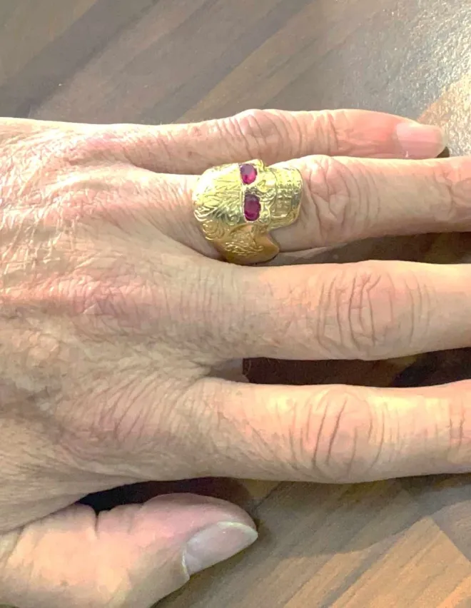 Bague Chevalière Tête de Mort Or Jaune & Rubis