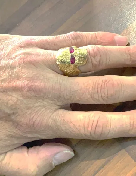Bague Chevalière Tête de Mort Or Jaune & Rubis