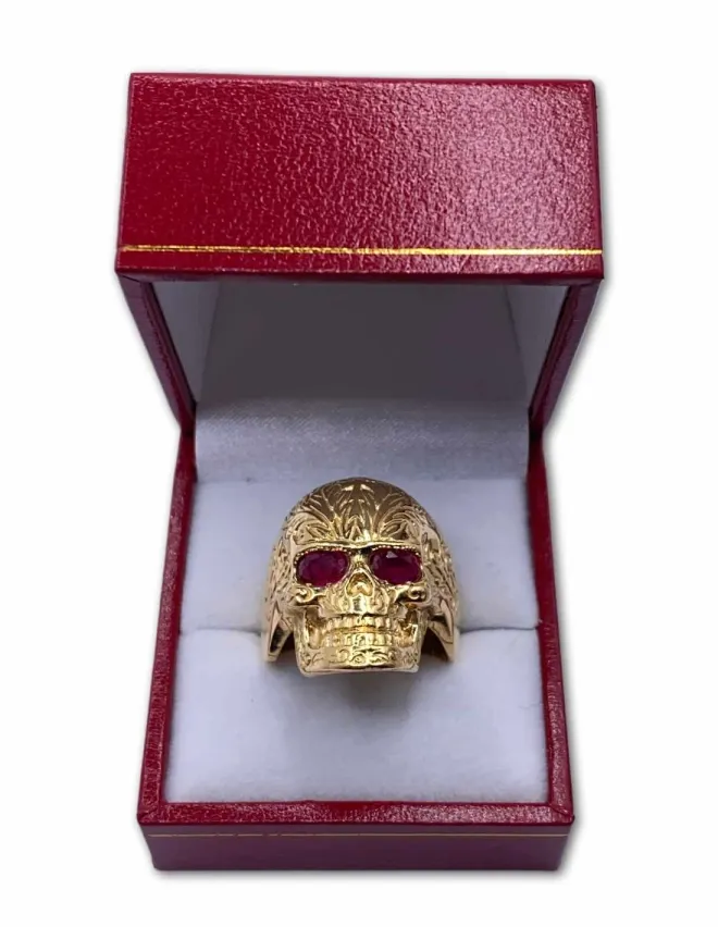 Bague Chevalière Tête de Mort Or Jaune & Rubis