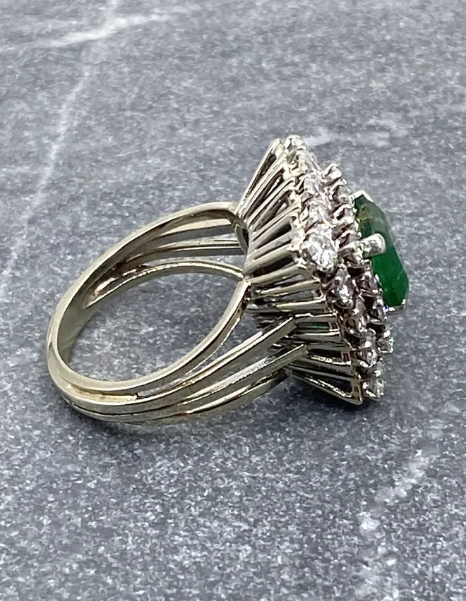 Bague or blanc émeraude diamants