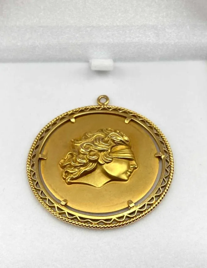 Pendentif Or Jaune Figurant la Justice ou l'Amour